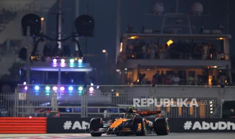 Pembalap McLaren Lando Norris asal Inggris beraksi selama Kualifikasi Formula Satu Grand Prix Abu Dhabi, di Abu Dhabi, Uni Emirat Arab, 7 Desember 2024. Grand Prix Formula Satu Abu Dhabi 2024 diadakan di lintasan balap Sirkuit Yas Marina pada Ahad, 8 Desember.