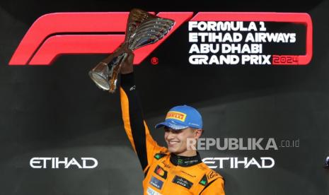 Pembalap McLaren Lando Norris asal Inggris merayakan kemenangannya di podium setelah menjuarai Grand Prix Formula Satu Abu Dhabi, di Sirkuit Yas Marina di Abu Dhabi, Uni Emirat Arab, Ahad, 8 Desember 2024. Kemenangan Norris memastikan McLaren menjadi juara konstruktor F1 2024.