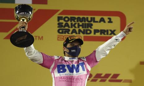 Pembalap Meksiko Sergio Perez dari BWT Racing Point merayakan kemenangannya pada Grand Prix Formula Satu (F1) Bahrain di Sirkuit Sakhir, Manama, Bahrain, Ahad (6/12).