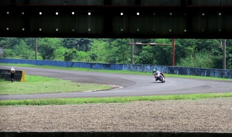 Pembalap memacu sepeda motornya di Sirkuit Internasional Sentul, Kabupaten Bogor, Jawa Barat, Rabu (30/3).