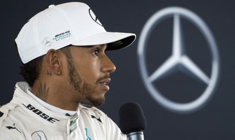 Pembalap Mercedes F1, Lewis Hamilton memberikan keterangan seusai mencoba mobil baru timnya di sirkuit Silverstone, Inggris, Kamis (23/2).