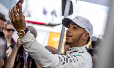 Pembalap Mercedes F1, Lewis Hamilton mengambil swafoto di sirkuit Albert Park, Melbourne, Australia, Kamis (23/3). Musim balap 2017 akan dimulai di Australia pada akhir pekan ini.