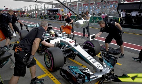 Pembalap Mercedes F1, Lewis Hamilton saat latihan bebas kedua GP Australia di sirkuit Albert Park, Melbourne, Jumat (24/3).