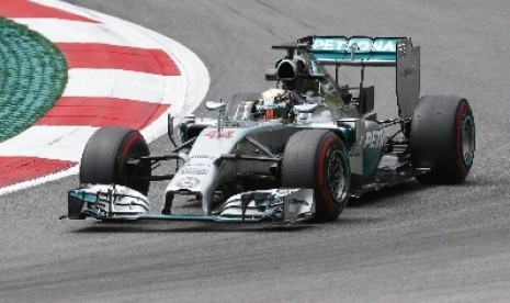 Pembalap Mercedes, Lewis Hamilton.