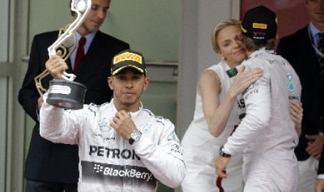 Pembalap Mercedes Lewis Hamilton.