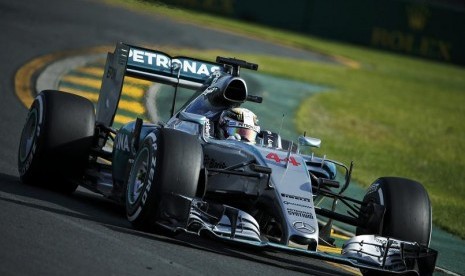 Pembalap Mercedes Lewis Hamilton.