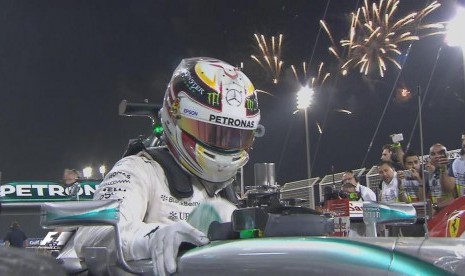 Pembalap Mercedes Lewis Hamilton.