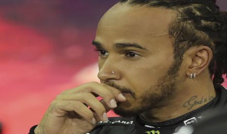 Pembalap Mercedes Lewis Hamilton.