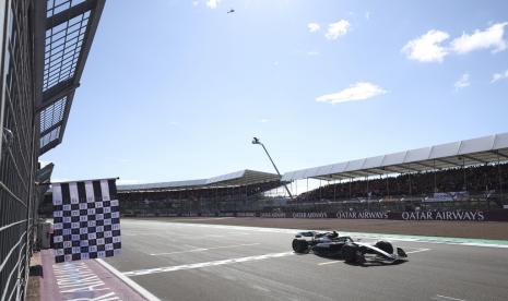 Pembalap Mercedes Lewis Hamilton dari Inggris melintasi garis finis untuk memenangkan balapan Grand Prix Formula Satu (F1) Inggris di Sirkuit Silverstone, Silverstone, Ahad (7/7/2024).