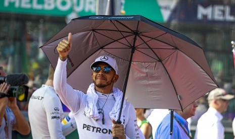 Pembalap Mercedes, Lewis Hamilton di sirkuit Albert Park, Melbourne, Australia, Ahad (26/3).