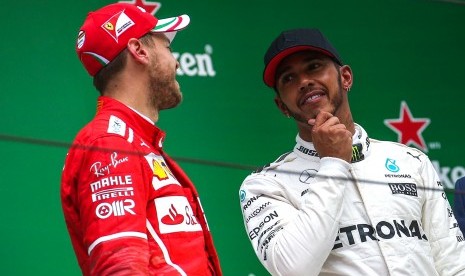 Pembalap Mercedes, Lewis Hamilton (kanan) dan pembalap Ferrari, Sebastian Vettel di podium GP Cina akhir pekan lalu.