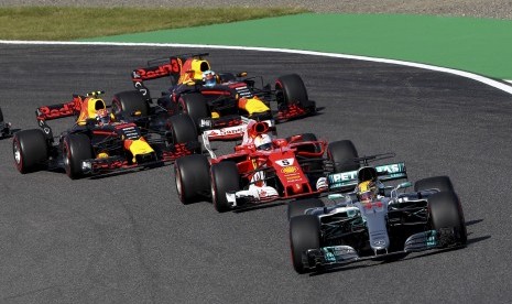 Pembalap Mercedes, Lewis Hamilton memimpin di depan pembalap Ferrari, Sebastian Vettel selepas start GP Jepang di Sirkuit Suzuka, Ahad (8/10). Vettel gagal finis pada balapan kali ini.