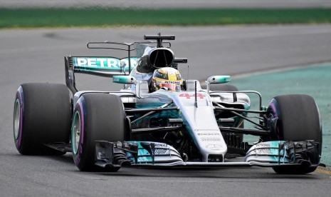 Pembalap Mercedes, Lewis Hamilton pada sesi kualifikasi GP Australia, di sirkuit Albert Park, Melbourne, Sabtu (25/3).