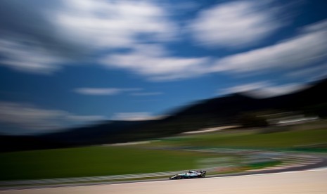 Pembalap Mercedes, Lewis Hamilton pada sesi latihan bebas pertama GP Austria di Sirkuit Redbull Ring, Jumat (7/7).