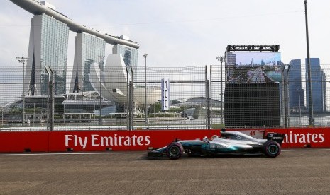 Pembalap Mercedes, Lewis Hamilton pada sesi latihan bebas pertama GP Singapura, Jumat (15/9).