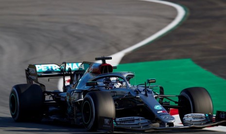 Pembalap Mercedes Lewis Hamilton saat tes pramusim F1 di Barcelona.