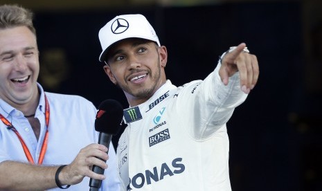 Pembalap Mercedes, Lewis Hamilton seusai babak kualifikasi GP Azerbaijan di Sirkuit Baku, Sabtu (25/6).