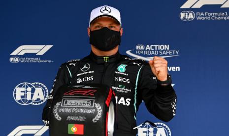 Pembalap Mercedes, Valtteri Bottas berpose seusai meraih posisi start terdepan (pole position) di GP Portugal di Sirkuit Algarve, Portimao, Sabtu (2/5). Bottas akan start dari baris depan bersama rekan setimnya, Lewis Hamilton.