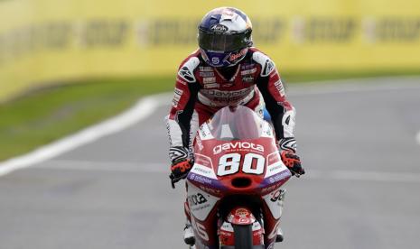 Pembalap Moto3 dari tim GasGas Aspar David Alonso beraksi di atas lintasan GP Silverstone, Inggris. 