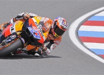 Pembalap MotoGP asal Australia, Casey Stoner, memenangi seri balapan di Sirkuit Brno, Republik Ceko, Ahad (14/8).