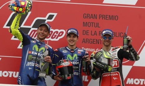 Pembalap MotoGP asal tim LCR Honda, Cal Crutchlow (kanan) menempati posisi ketiga GP Argentina.