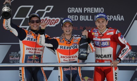 Pembalap MotoGP Dani Pedrosa (tengah), Marc Marquez (kiri) dan Jorge Lorenzo, saat merayakan kemenangan di podium Grand Prix Sepeda Motor Spanyol, Jerez de la Frontera, Minggu (7/5).