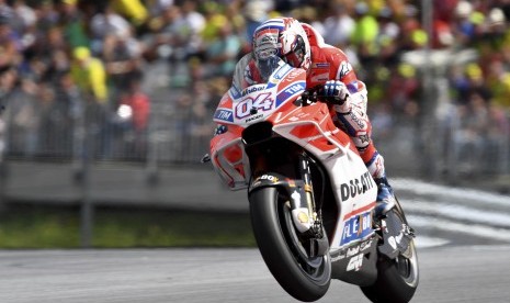 Pembalap MotoGP Italia Andrea Dovizioso dari tim Ducati saat balapan MotoGP di motor Austria Grand Prix di Red Bull Ring di Spielberg, Austria, Minggu (13/8). 