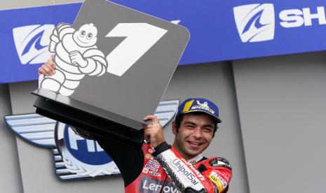 Pembalap MotoGP Italia Danilo Petrucci dari Tim Ducati merayakan kemenangannya di Grand Prix sepeda motor Prancis di Le Mans, Prancis, 11 Oktober 2020.