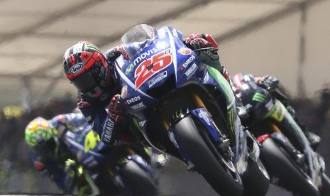 Pembalap MotoGP Maverick Vinales (Spanyol) diikuti oleh Johann Zarco (Perancis) dan Valentino Rossi (Italia) saat beradu kecepatan di Grand Prix Prancis, Le Mans, Perancis barat, Minggu (21/5).   