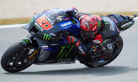 Pembalap MotoGP Fabio Quartararo dari tim Monster Energy Yamaha MotoGP sedang dalam perjalanan untuk mengambil posisi terdepan dalam sesi kualifikasi Grand Prix Sepeda Motor Catalonia di sirkuit Barcelona-Catalunya di Montmelo, dekat Barcelona, Spanyol, 05 Juni 2021.