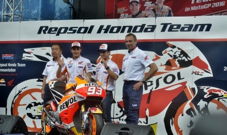 Pembalap MotoGP Tim Repsol Honda Marc Marquez (kedua kiri) dan Dani Pedrosa (kedua kanan) bersama Vice President Honda Racing Corporation Shuhei Nakamoto (kiri) serta Team Principal Repsol Honda MotoGP Livio Suppo (kanan) menyapa penggemar saat peluncuran 