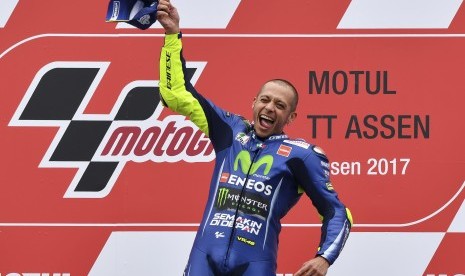 Pembalap MotoGP Valentino Rossi merayakan kemenangan di sirkuit Assen, Belanda Utara, Minggu, (25/6).