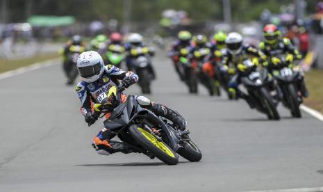 Pembalap motor Papua-B Boy Arby Febri (depan) memacu motornya saat berlomba pada perlombaan Motor Cross kategori Modifikasi Beregu PON Papua di Arena Balap Motor Tanah Miring, Kabupaten Merauke, Papua, Rabu (6/10/2021). Tim balap motor Papua-B meraih medali emas sementara medali perak diraih oleh tim balap motor Jawa Barat dan medali perunggu diraih tim balap motor Jawa Tenggah.