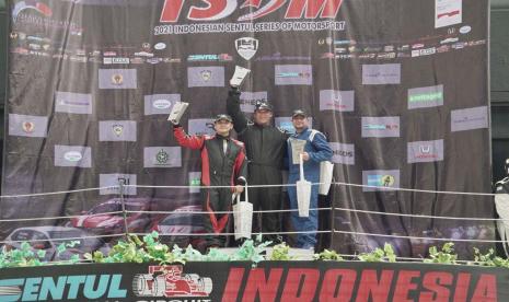 Pembalap Motorsoul Racing Team, Victor Herryanto (tengah).