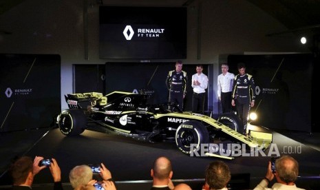 Pembalap Nico Hulkenberg  dan Daniel Ricciardo berpose di dekat mobil baru pada peluncuran musim Tim F1 Renault 2019 di Whiteways Technical Center, di Oxford, Inggris, Selasa (12/2/2019). 