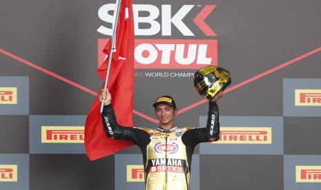 Pembalap Pata Yamaha with Brixx, Toprak Razgatlioglu, merayakan keberhasilan menjuarai gelar juara World Superbiki 2021 setelah finis kedua di Race 1 World Superbike Mandalika, Lombok, Indonesia, Ahad (21/11). 