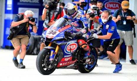 Pembalap Pata Yamaha With Brixx WorldSBK Toprak Razgatlioglu meninggalkan paddock saat sesi SBK Tissot Superpole WSBK Indonesia 2021 di Pertamina Mandalika International Street Circuit, Lombok Tengah, Nusa Tenggara Barat, Sabtu (20/11/2021).