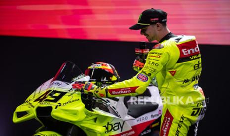 Pembalap Pertamina Enduro VR46 Racing Team Fabio Di Giannantonio memegang motor Ducati Desmosedici GP25 yang akan ditungganginya pada MotoGP musim 2025 dalam peluncuran tim di Jakarta, Sabtu (25/1/2025) malam.