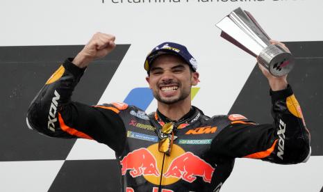 Pembalap Portugal Miguel Oliveira dari Red Bull KTM Factory Racing merayakan kemenangan setelah memenangkan Moto GP Pertamina Grand Prix Indonesia di Sirkuit Pertamina Mandalika di Mandalika, Pulau Lombok, Indonesia, Ahad, 20 Maret 2022.