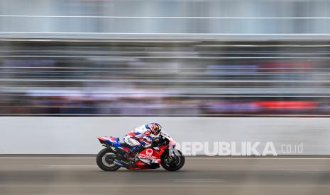 Pembalap Pramac Racing Johann Zarco berlatih start pada hari kedua tes pramusim MotoGP 2022 di Pertamina Mandalika International Street Circuit, Lombok Tengah, NTB, Sabtu (12/2/2022). Sesi tes pramusim di sirkuit Mandalika tersebut akan berlangsung hingga Minggu (13/2/2022). 