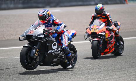 Pembalap Pramac Racing Johann Zarco (depan) berlatih start di depan pembalap Red Bull KTM Factory Racing Brad Binder (belakang) pada hari terakhir tes pramusim MotoGP 2022 di Pertamina Mandalika International Street Circuit, Lombok Tengah, NTB.