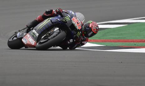 Pembalap Prancis Fabio Quartararo dari Monster Energy Yamaha MotoGP mengemudikan sepeda motornya selama balapan MotoGP di Grand Prix Sepeda Motor Inggris di arena pacuan kuda Silverstone, di Silverstone, Inggris, Minggu, 29 Agustus 2021.