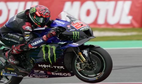 Pembalap Prancis Fabio Quartararo dari Monster Energy Yamaha MotoGP mengemudikan sepeda motornya saat balapan MotoGP di Grand Prix Belanda di Assen, Belanda utara, Ahad, 26 Juni 2022. 