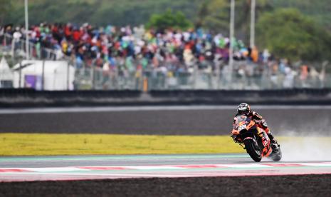 Pembalap Red Bull KTM Factory Racing Miguel Oliveira (kanan) memacu kecepatan sepeda motornya saat balapan MotoGP seri Pertamina Grand Prix of Indonesia di Pertamina Mandalika International Street Circuit, Lombok Tengah, NTB, Ahad (20/3/2022). Miguel Oliveira berhasil menjadi juara pertama diikuti pembalap Monster Energy Yamaha Fabio Quartararo dan pembalap Pramac Racing Johann Zarco.