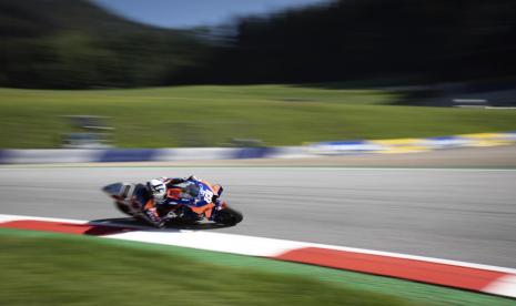 Pembalap Red Bull KTM Tech 3, Miguel Oliveira saat beraksi di GP Styria di Sirkuit Red Bull Ring, Austria, Ahad (23/8). Oliveira berhasil finish terdepan pada balapan kali ini.