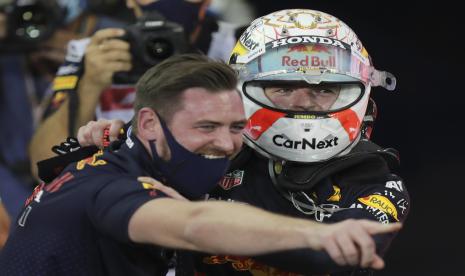 Pembalap Red Bull Max Verstappen dari Belanda bereaksi setelah menjadi juara dunia Formula Satu (F1) 2021 usai menjuarai GP Abu Dhabi di Sikruit Yas Marina, Uni Emirat Arab, Ahad, 12 Desember 2021.