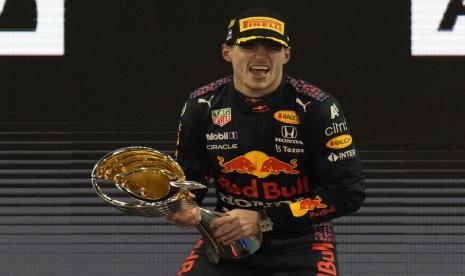 Pembalap Red Bull Max Verstappen dari Belanda melakukan selebrasi usai menjadi juara dunia F1 2021.