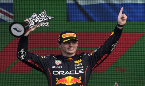 Pembalap Red Bull Max Verstappen dari Belanda mengangkat trofi di podium setelah memenangkan balapan mobil Formula Satu Grand Prix Belanda, di arena pacuan kuda Zandvoort, di Zandvoort, Belanda, Ahad, 4 September 2022. 