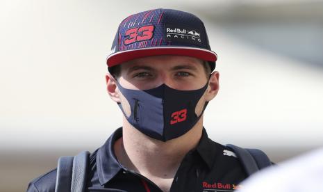 Pembalap Red Bull Max Verstappen dari Belanda tiba di arena pacuan kuda Yas Marina di Abu Dhabi, Uni Emirat Arab, Jumat, 10 Desember 2021.