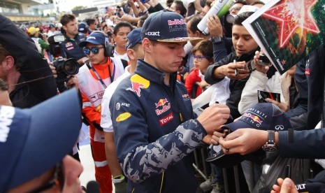 Pembalap Red Bull, Max Verstappen melayani permintaan tanda tangan dari fan di sirkuit Hermanos Rodriguez, Meksiko, Jumat (28/10). Gaya bicara Verstappen yang arogan menuai kritik dari bos tim, Helmut Marko.